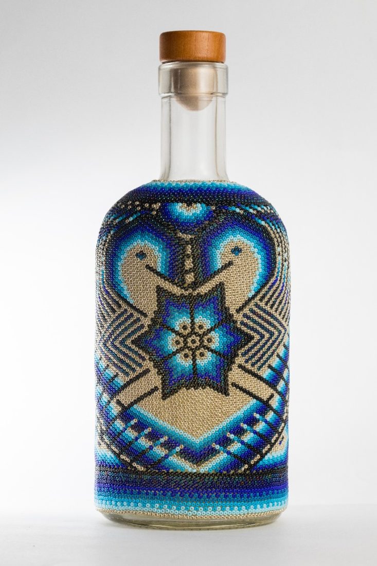 Edición huichol azul con venados y flor de hikuri