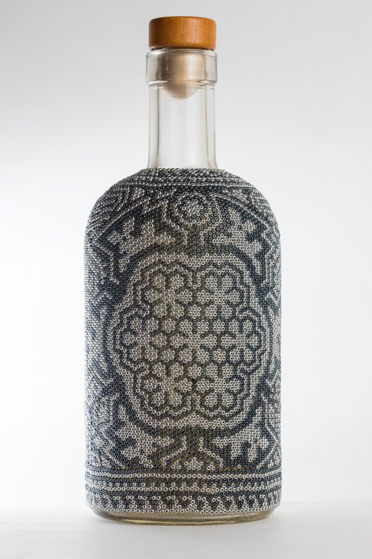 Edición huichol en tonos plata
