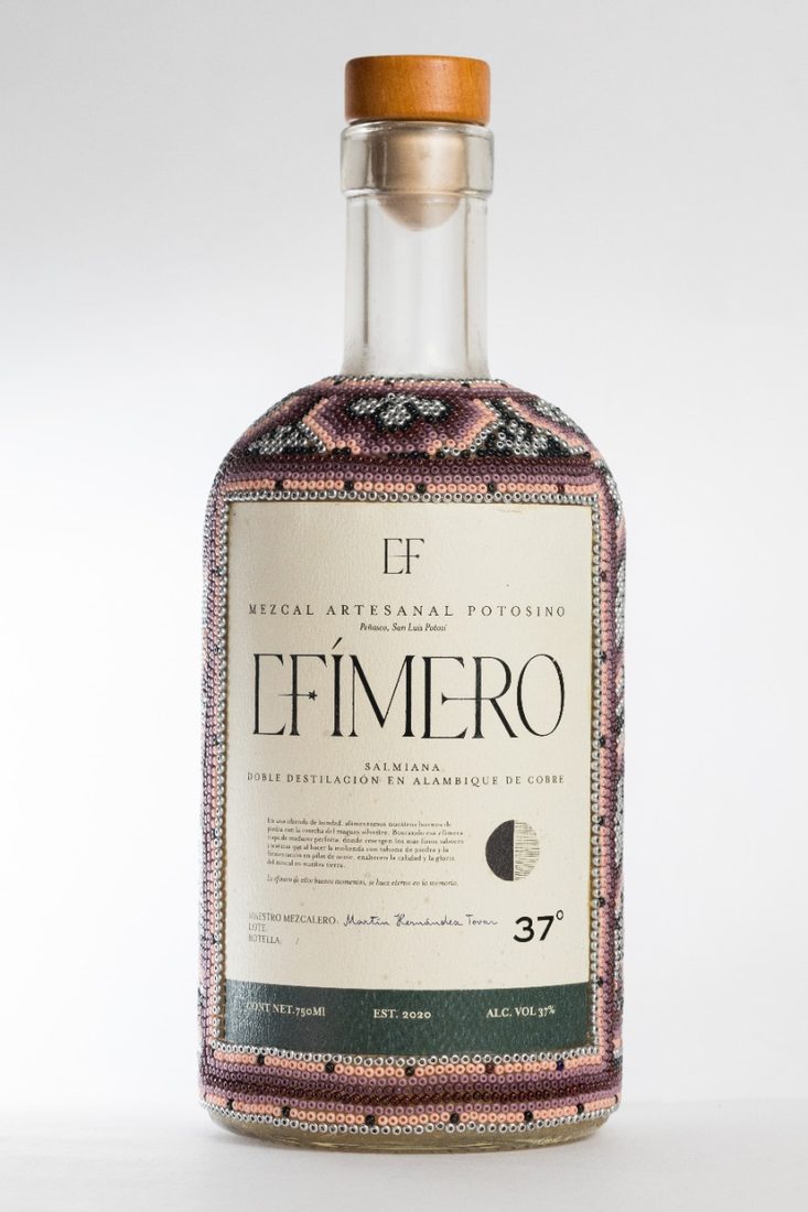 Edición huichol rosa enmarcando la etiqueta